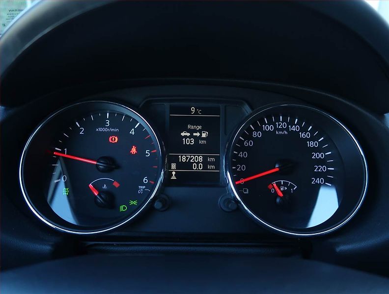 Nissan Qashqai (2012) 1.6 dCi, 4X4, 7 míst, Navi - fotka 11 z 24