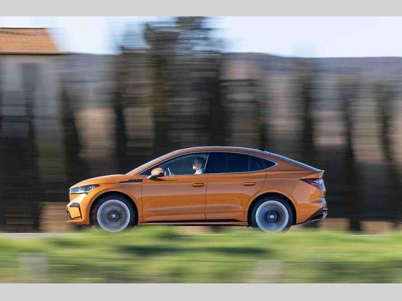 Plně elektrické SUV Škoda Enyaq Coupé iV (na snímku) se představilo v roce 2022 a vzbudilo u zákazníků velký zájem. Automobilka zrychluje svoji elektrickou ofenzivu: do roku 2026 představí tři zcela nové elektrické modely a další budou následovat.