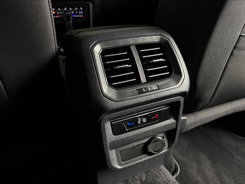 Volkswagen Tiguan Allspace 2,0 TDi  DSG 4x4 R-Line Matrix - fotka 15 z 45