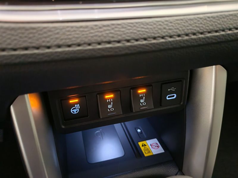Toyota Corolla Cross 2,0 Hybrid Executive - fotka 39 z 45