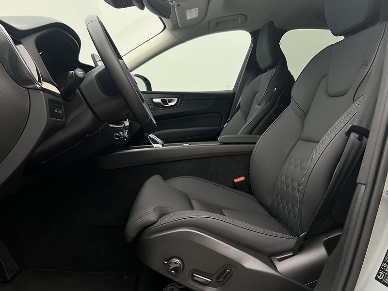 Volvo XC60 T6 AWD DARK PLUS AUT - fotka 3 z 48