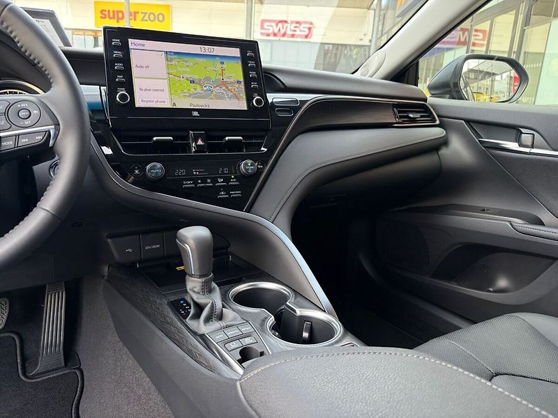 Toyota Camry 2,5 Hybrid Executive VIP - fotka 9 z 18