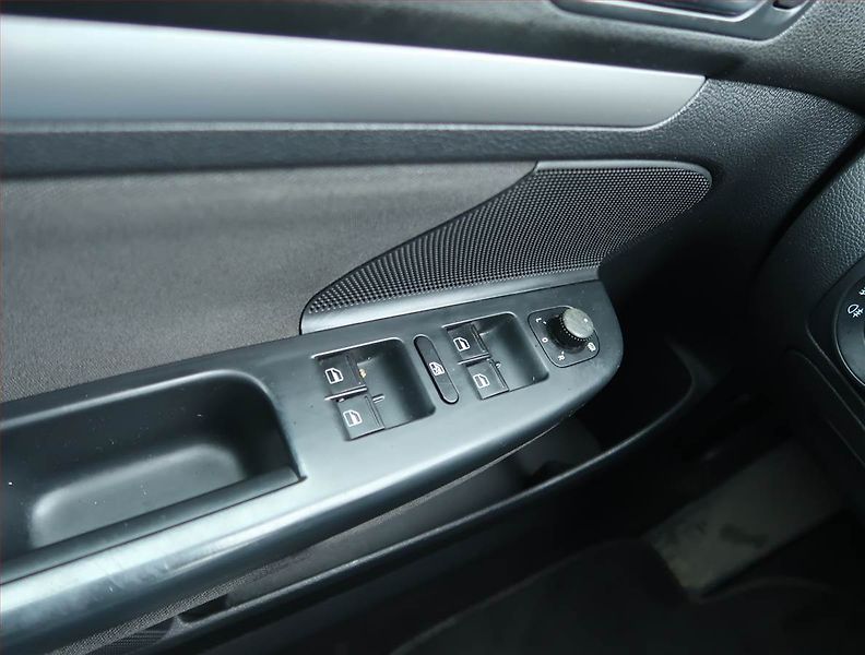 Volkswagen Golf (2010) 1.6 TDI, po STK, jezdí výborně - fotka 15 z 15