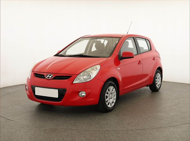 Hyundai i20 (2012) 1.2, po STK, jezdí výborně - fotka 2 z 12