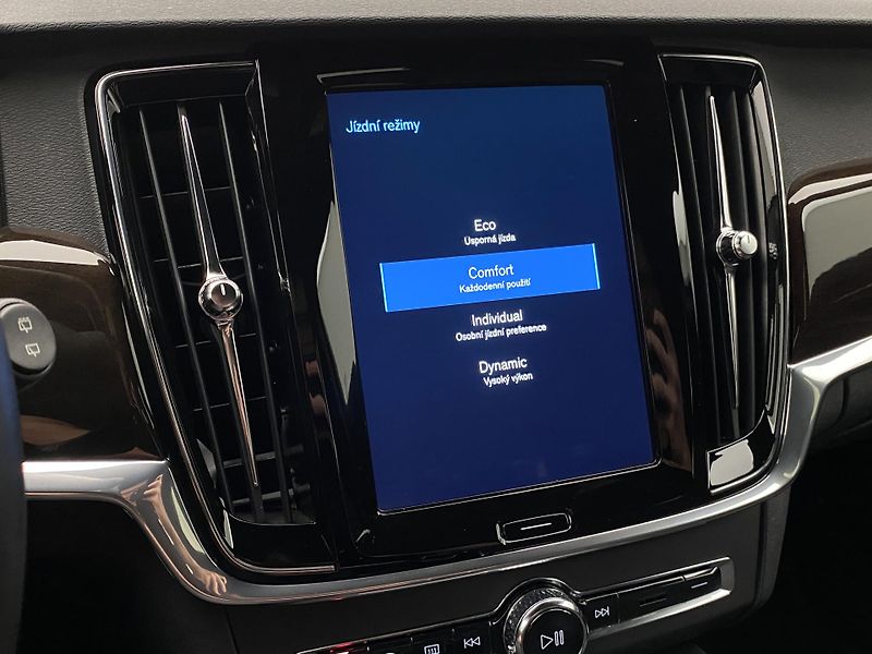 Volvo V90 D4 MOMENTUM AUT - fotka 39 z 39