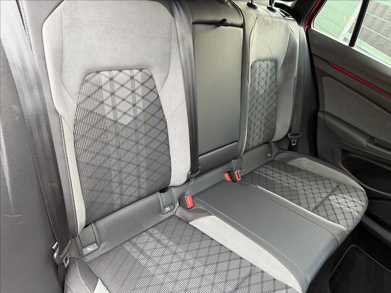 Volkswagen Golf VIII 1.5 TSI R-Line DSG - fotka 21 z 23