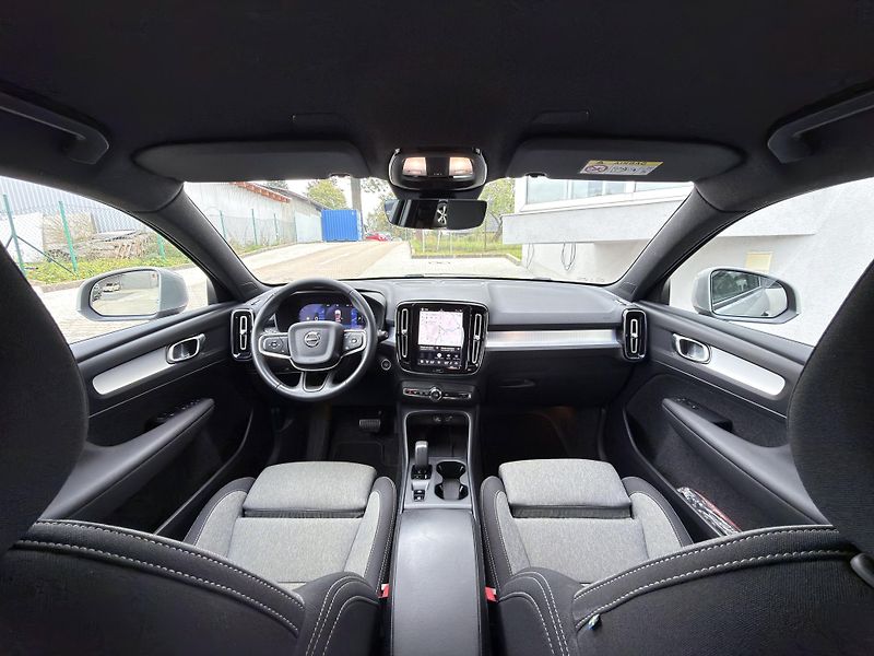Volvo XC40 B3 FWD // CORE // 1. maj. //ČR - fotka 17 z 36