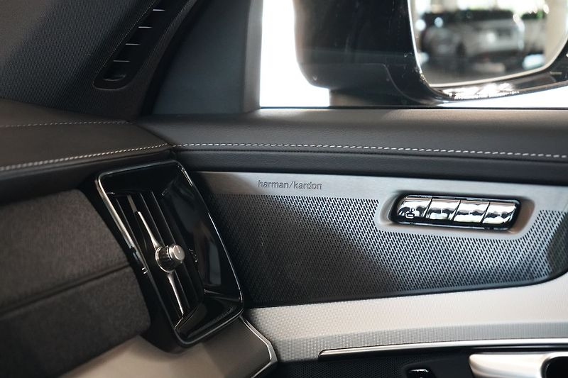 Volvo XC90 B5 PLUS Black Edition, 360° - fotka 40 z 48