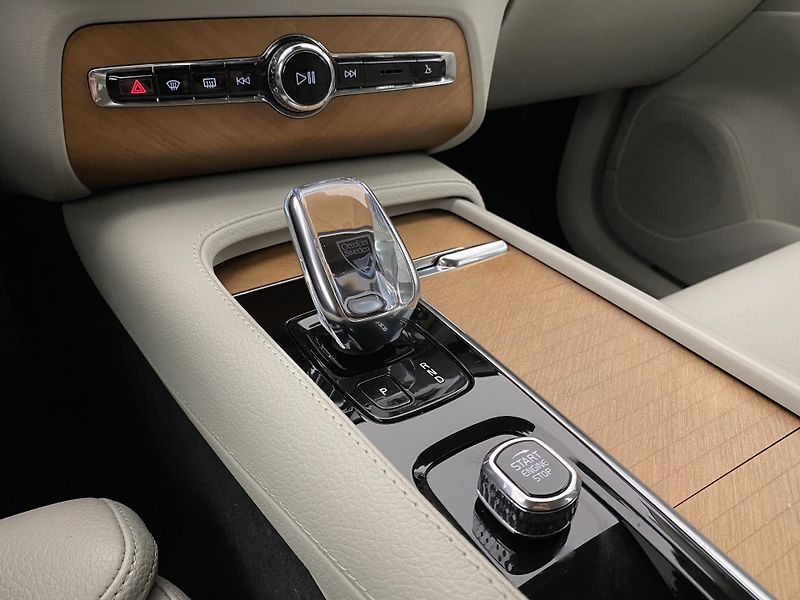Volvo XC90 B5 AWD INSCRIPTION AUT CZ 7m - fotka 27 z 49