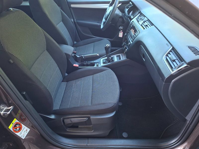 Škoda Octavia (2014) 1.4TSI 103kW 6MAN -1.MAJITEL - fotka 25 z 40