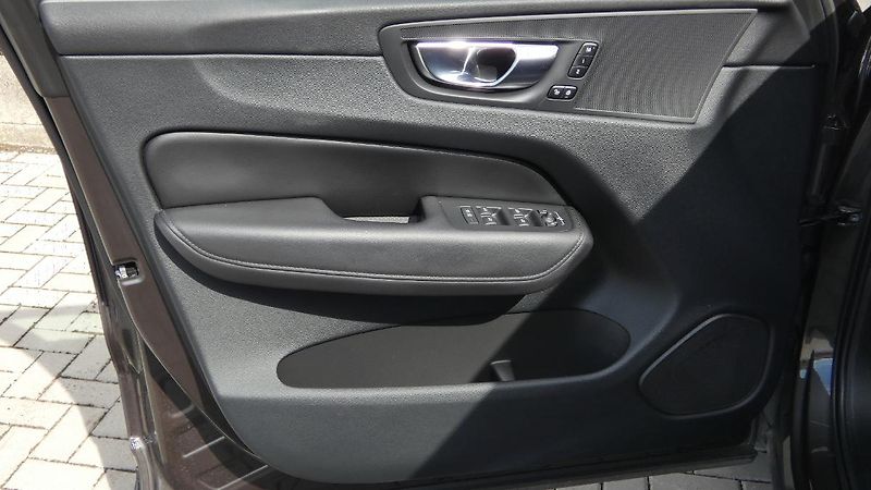 Volvo XC60 B4 AWD Plus Bright Auto - fotka 8 z 23