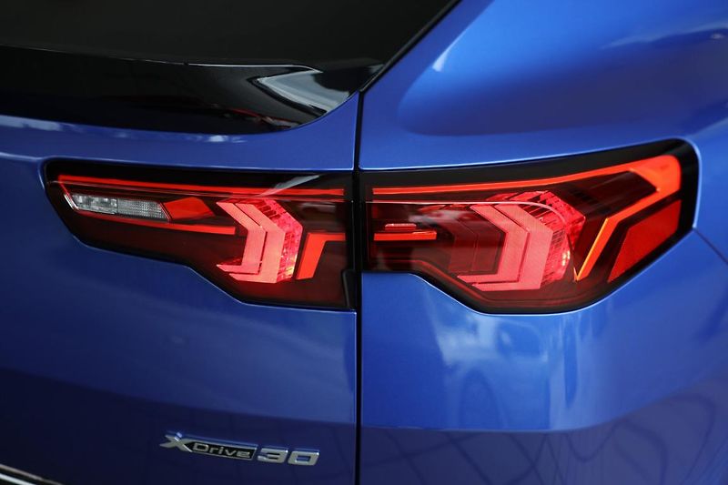 BMW iX2 xDrive30 - fotka 16 z 16