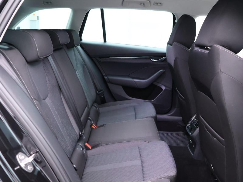 Škoda Octavia 2,0 TDI DSG Clever Matrix DPH - fotka 12 z 29