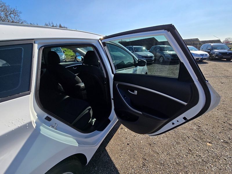 Hyundai i30 (2016) 1.6 CRDi ,nové CZ ,serviska - fotka 18 z 24