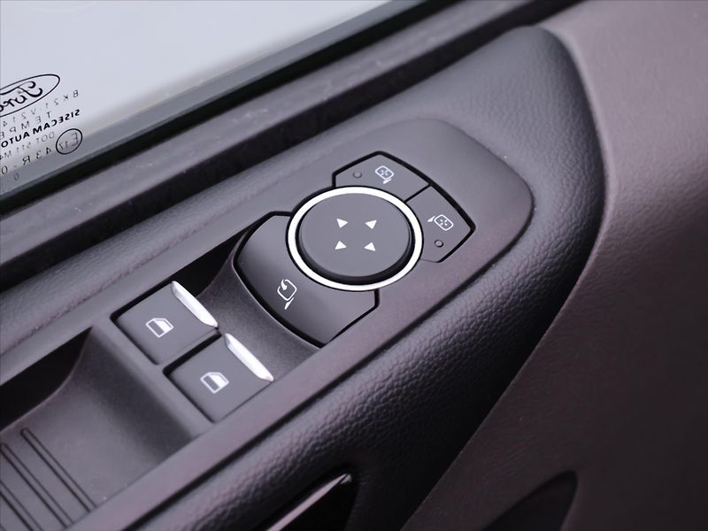 Ford Tourneo Custom 2,0 TDCi 136kW 8-Míst L2 DPH - fotka 17 z 31
