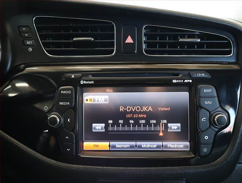 Kia Ceed (2015) 1.6 CRDi, Navi, Park. senzory - fotka 12 z 21