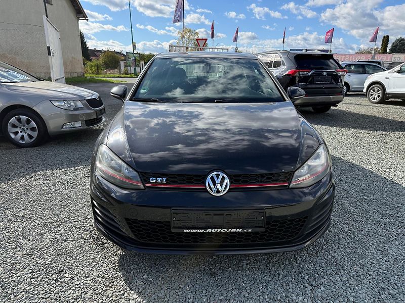 Volkswagen Golf 2.0 GTI - fotka 2 z 13