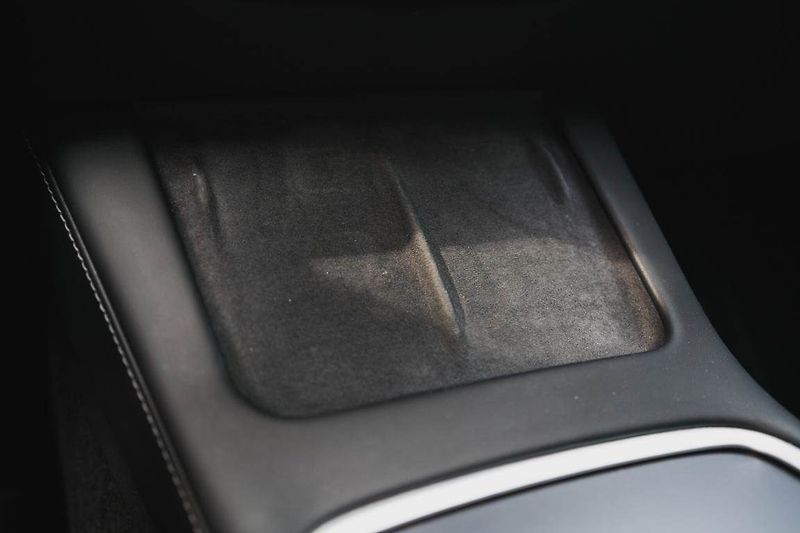 Tesla Model Y (2022) Long Range AWD 79kWh, SoH 91% - fotka 23 z 27