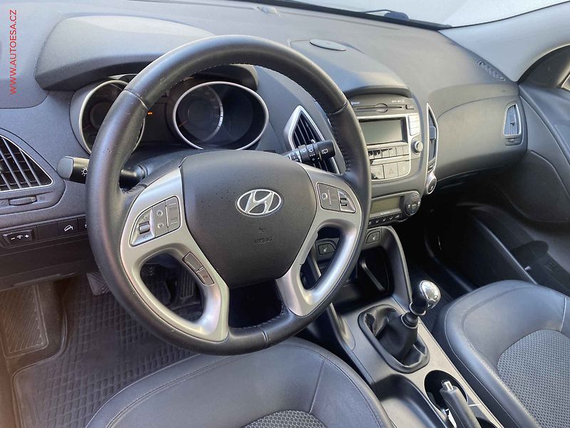 Hyundai ix35 (2013) 1.6 GDi 2WD, AC, park.čidla - fotka 12 z 16