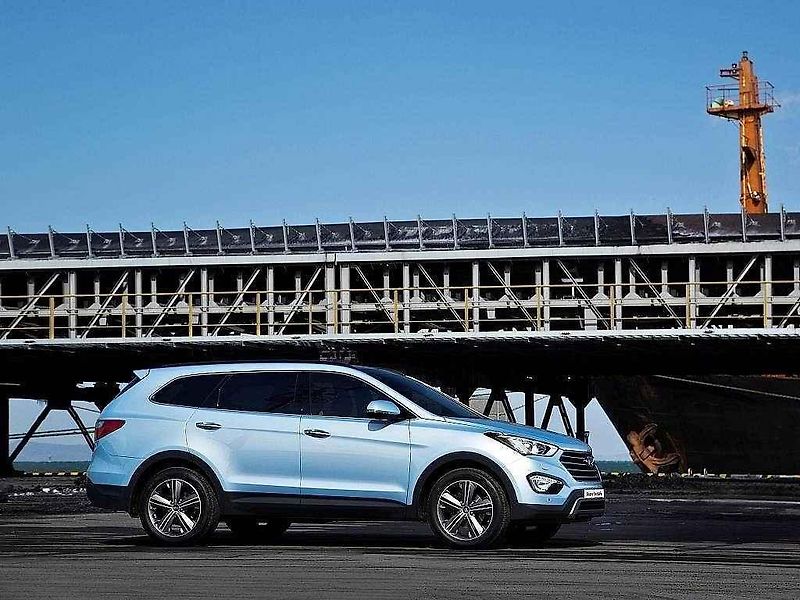 Hyundai Grand Santa Fe.