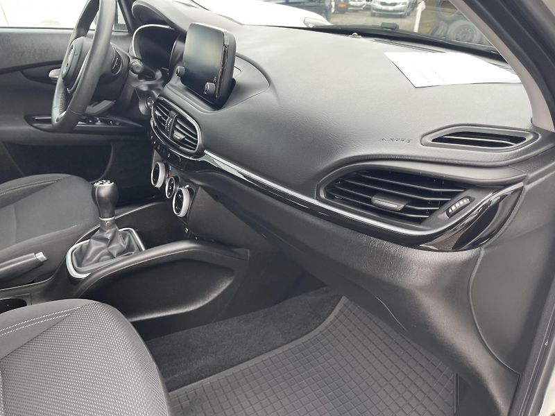 Fiat Tipo 1.0i 74 kW NAVIG-17 ALU-DPH-ČR - fotka 14 z 36
