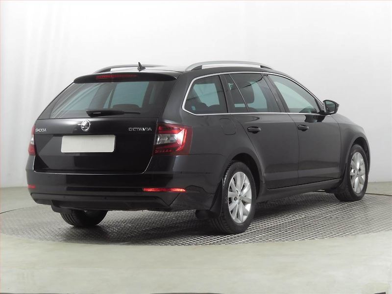 Škoda Octavia (2018) 1.6 TDI, Automat, Navi - fotka 5 z 25
