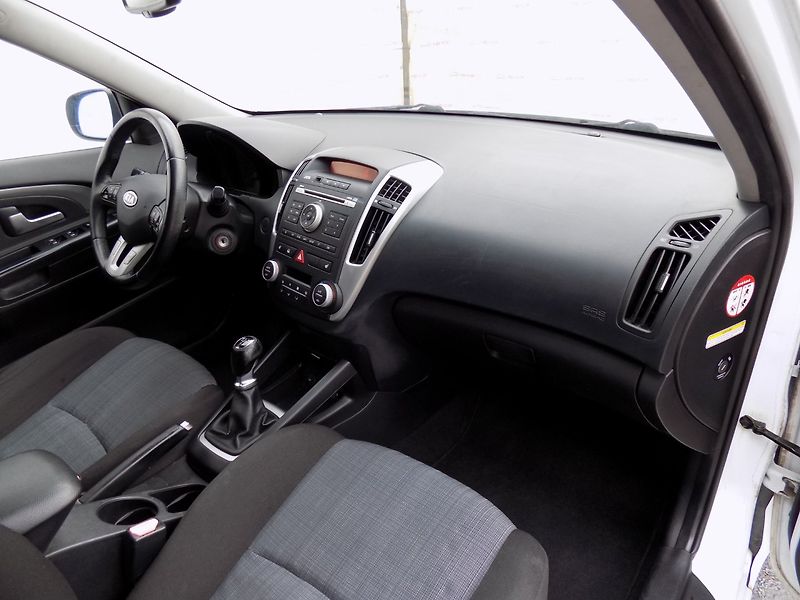 Kia Ceed (2012) 1.6GDi/2.Maj.ČR/Klimatizace/ - fotka 16 z 34