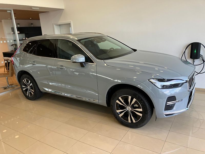 Volvo XC60 T6 eAWD Recharge Core, PANO - fotka 2 z 42
