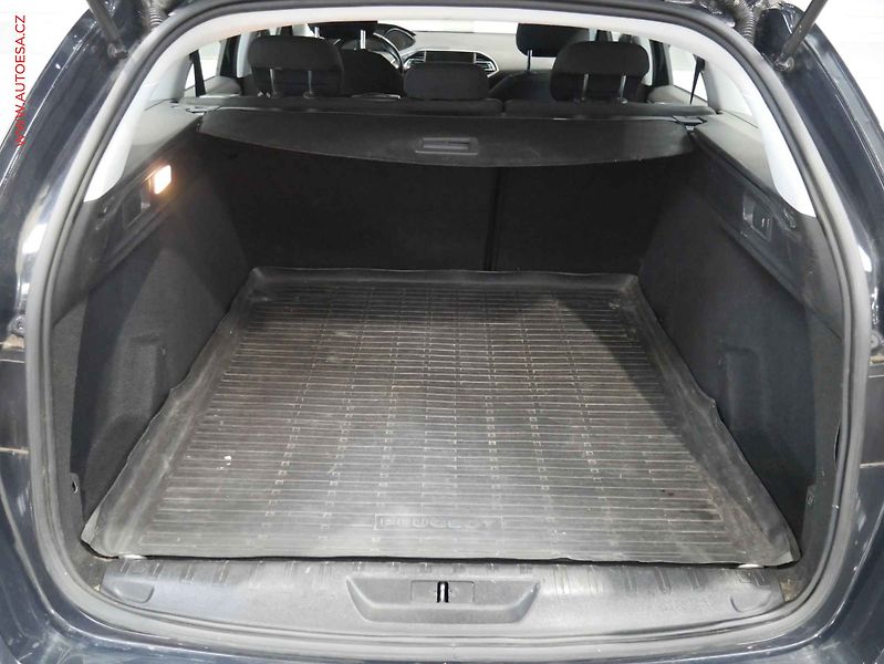 Peugeot 308 (2018) 1.2PT, 1.maj,ČR - fotka 7 z 19