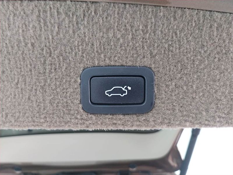 Volvo XC60 (2012) D3, 4X4, Automat, Xenony - fotka 16 z 19