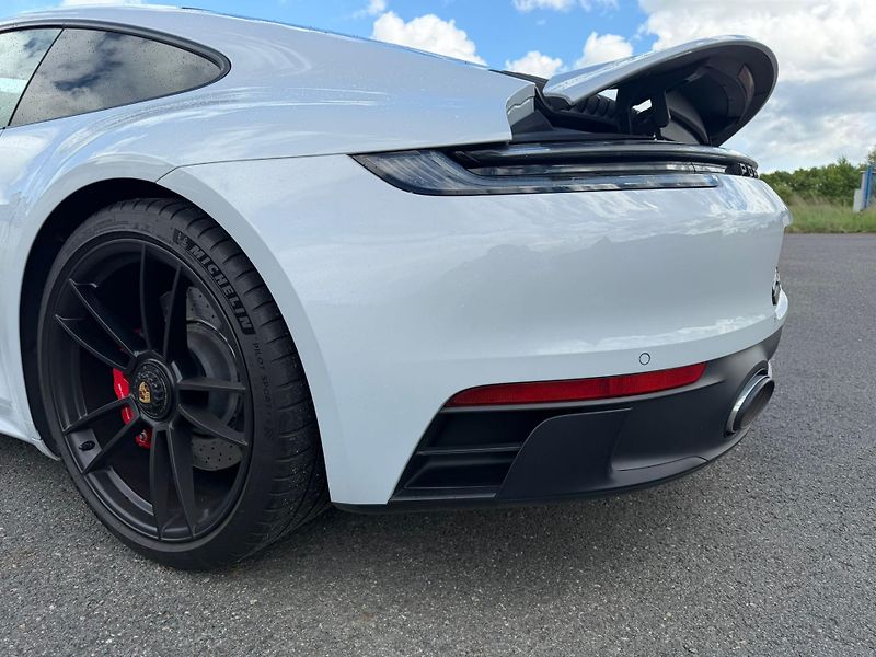 Porsche 911 (2023) Carrera 4 GTS - fotka 19 z 24