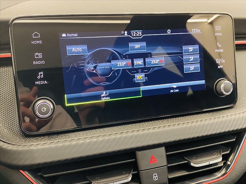 Škoda Scala 1,5 TSI 110kW Monte Carlo - fotka 13 z 27
