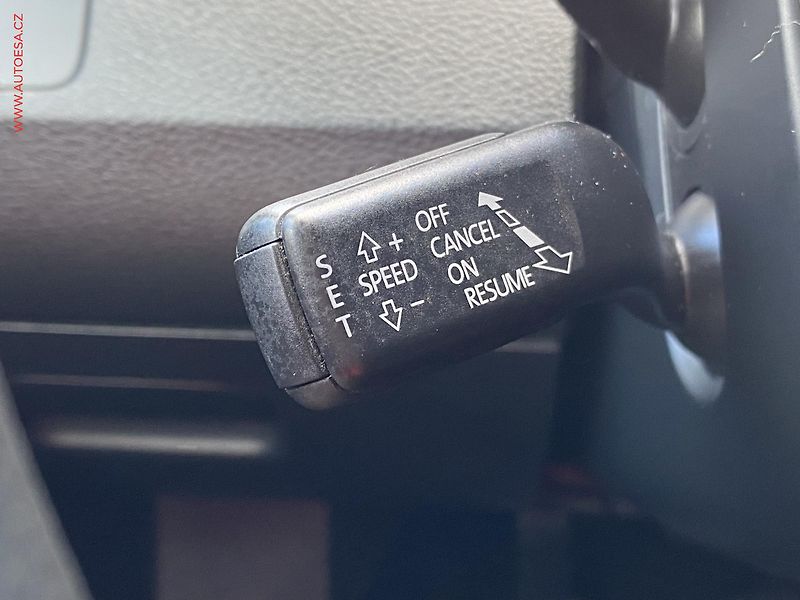 Volkswagen Passat (2013) 1.6TDi, AC, výhřev sed - fotka 13 z 18
