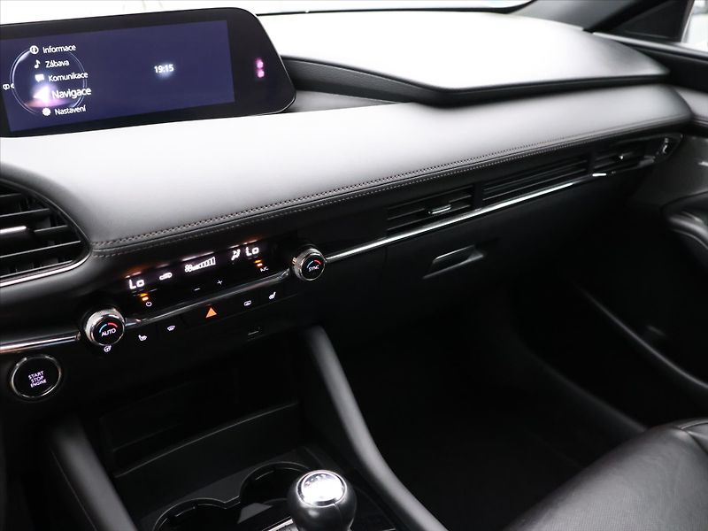 Mazda 3 2,0 Skyactiv-X180 GT Plus Bose - fotka 24 z 36