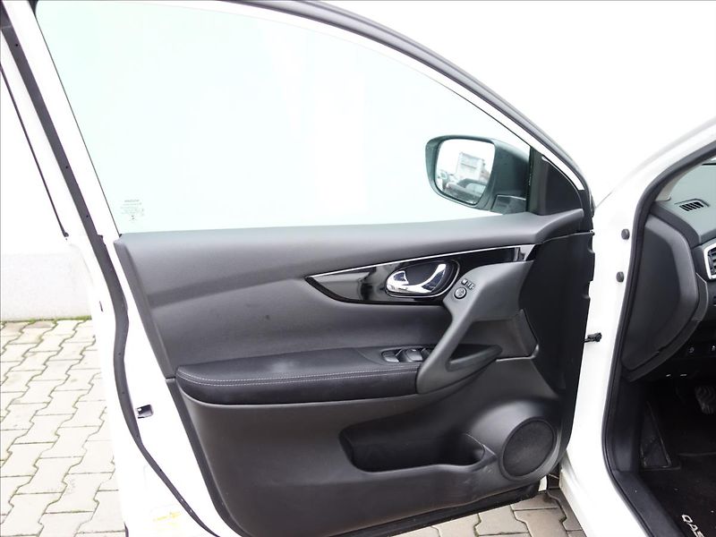 Nissan Qashqai 1,5 81kW NAVI - fotka 26 z 39