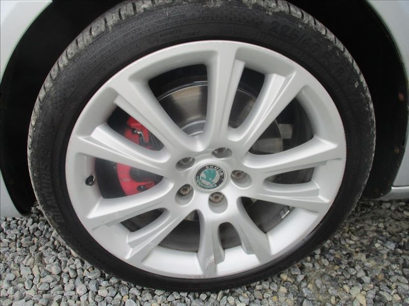 Škoda Octavia 2,0 TDI RS, aut.klima,tažné, - fotka 35 z 38