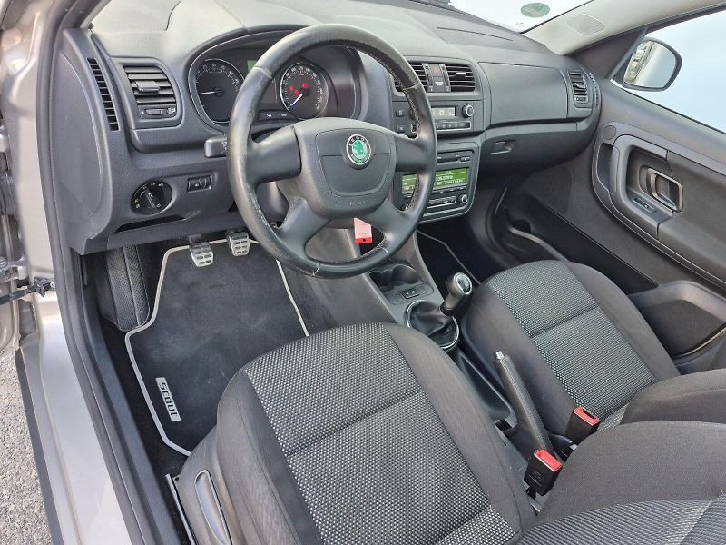 Škoda Roomster (2012) Scout 1.6 TDI 66 kW - fotka 12 z 23