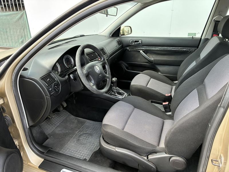 Volkswagen Golf 1.6 16V 77kW - fotka 10 z 18