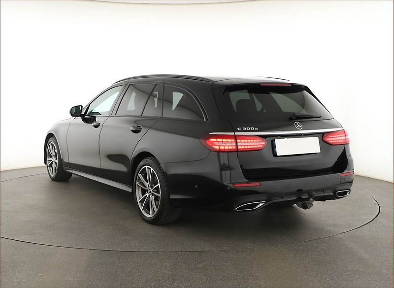 Mercedes-Benz Třídy E (2021) AMG Paket E 300 e 4MATIC - fotka 4 z 31