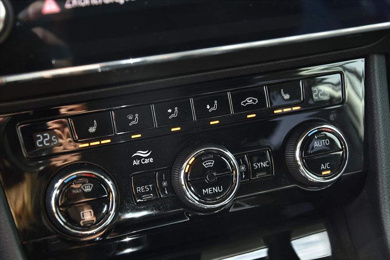 Škoda Superb 2.0 TDI 140kW 4x4 L&K DSG ČR - fotka 28 z 33