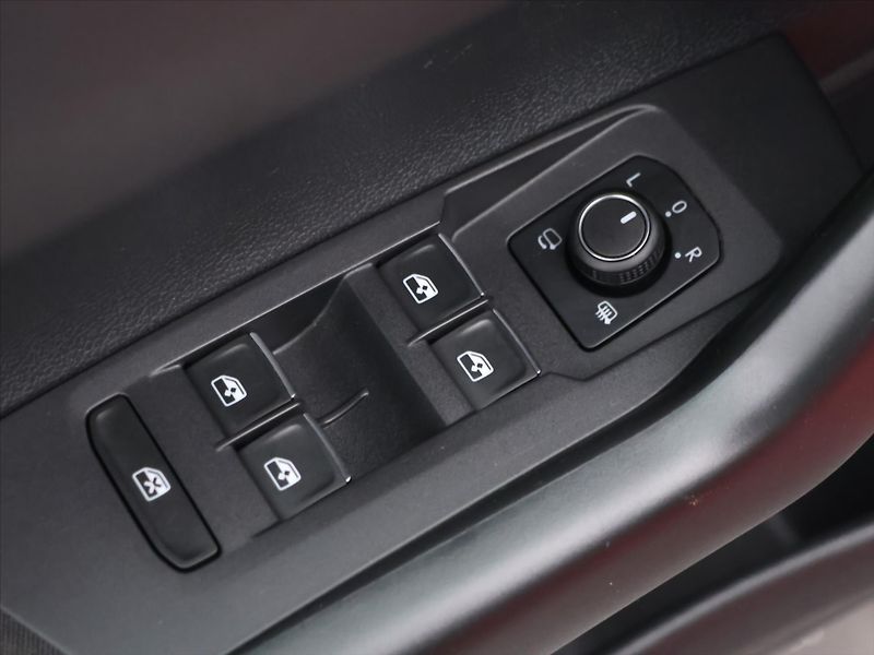 Volkswagen Polo 2,0 TSI GTI 147kW DSG LED Beat - fotka 15 z 33