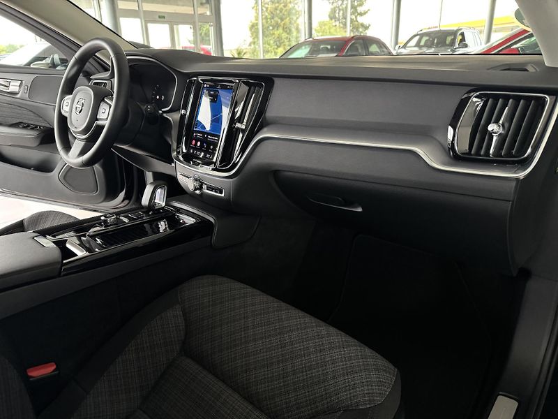 Volvo V60 T6 AWD*Recharge*KeyLess*Tažné - fotka 13 z 39