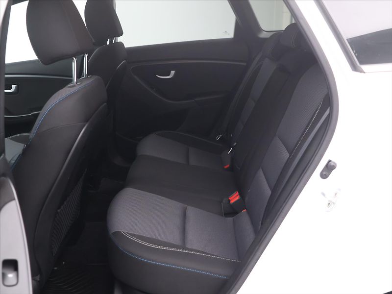 Hyundai i30 1,6 GDI 99kW Weekend Serv.kn. - fotka 14 z 30
