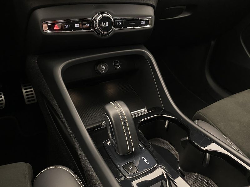 Volvo XC40 D4 AWD R-DESIGN AUT  - fotka 26 z 40
