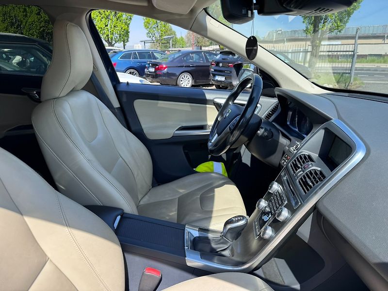 Volvo XC60 (2015) 4X4 2,4 D5 158 KW SUMMUM ČR - fotka 41 z 50