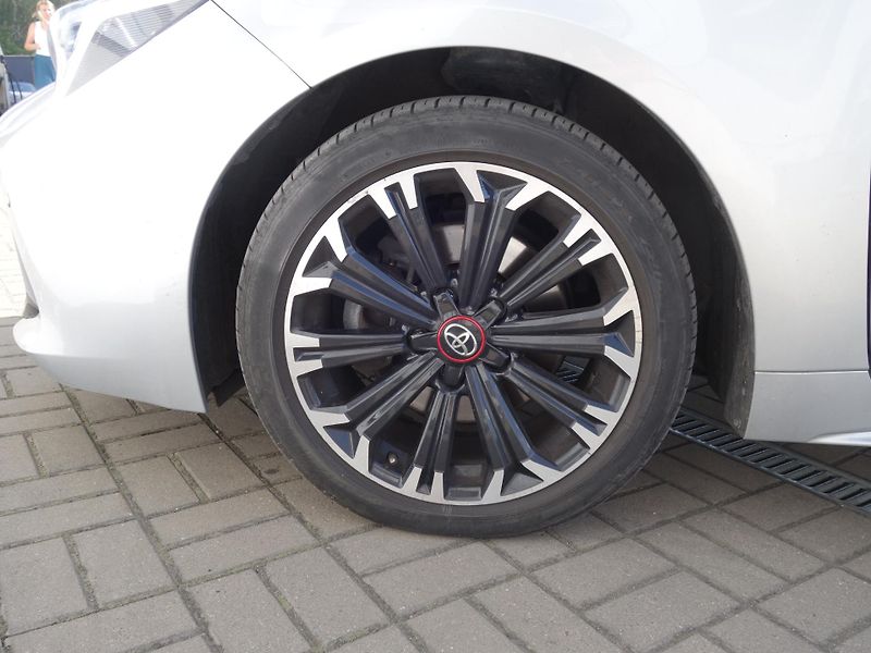 Toyota Corolla (2023) 2,0 Hybrid - fotka 7 z 27