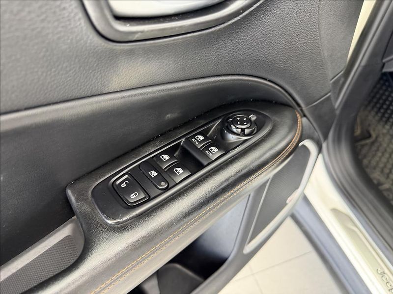 Jeep Compass 2,0 M-Jet 125kW 4x4 DPH Automa - fotka 21 z 34