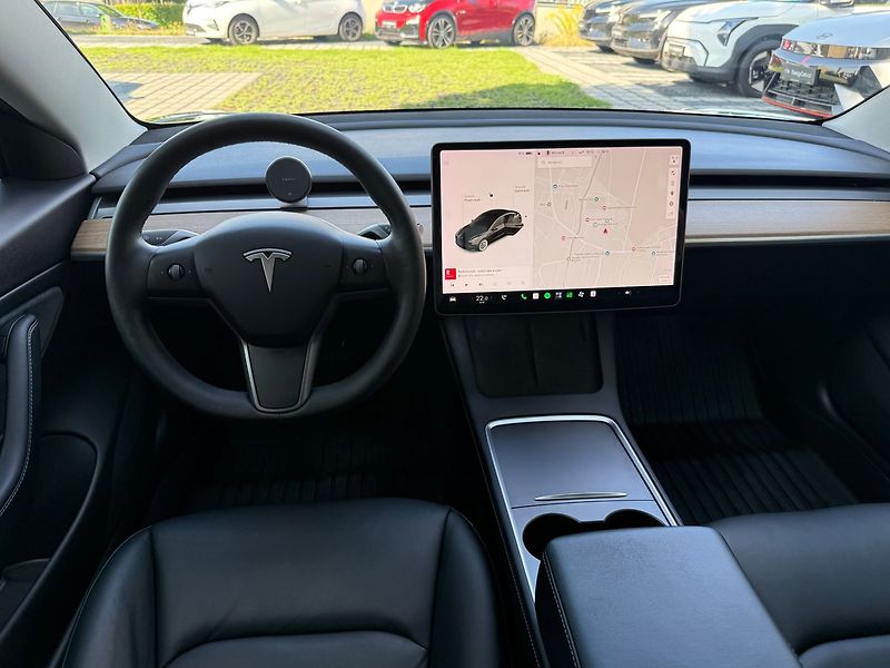 Tesla Model 3 Long Range AWD - fotka 10 z 38