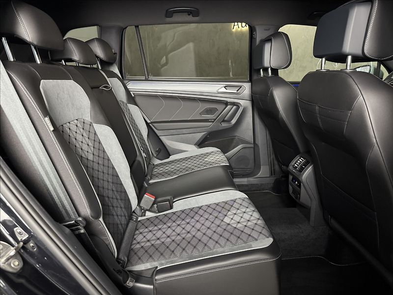 Volkswagen Tiguan Allspace 2,0 TDi  DSG 4x4 R-Line Matrix - fotka 13 z 45