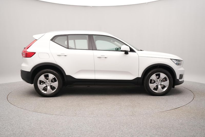 Volvo XC40 B4 AWD MOMENTUM PRO REZERVACE - fotka 10 z 27